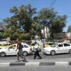 بالصور: المركبات الخاصة تعمل أمام شرطة المرور دون مساءلة في الخليل