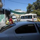 بالصور: المركبات الخاصة تعمل أمام شرطة المرور دون مساءلة في الخليل