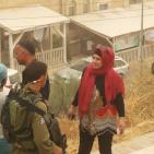 نورا نصار مديره مدرسة قرطبه في البلدة القديمه في مدينة الخليل والاسرة التربوية تدخل المواد الغذائيه للطلبة رغم انف المستوطنيين