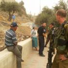 نورا نصار مديره مدرسة قرطبه في البلدة القديمه في مدينة الخليل والاسرة التربوية تدخل المواد الغذائيه للطلبة رغم انف المستوطنيين