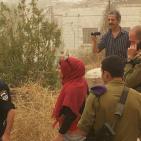 نورا نصار مديره مدرسة قرطبه في البلدة القديمه في مدينة الخليل والاسرة التربوية تدخل المواد الغذائيه للطلبة رغم انف المستوطنيين