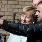 ميركل تتصور سلفي مع اللاجئين السوريين خلال زيارتها لهم