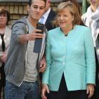 ميركل تتصور سلفي مع اللاجئين السوريين خلال زيارتها لهم