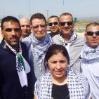 وفد مقدسي  باستقبال الاسير المحرر عمر شلبي امام سجن مجدو