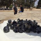 فلسطينيان يستعرضان قنابل  الاحتلال في باحات الاقصى