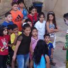 الساحر  مع الاطفال  في سوق الحرجة في رام الله