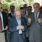 فاروق القدومي وسلمان الهرفي يضعون اكاليل الزهور على اضرحة شهداء حمام الشط بتونس