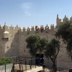 رفع علم فلسطين على اسوار البلدة القديمة