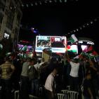 مواطنون يتابعون خطاب الرئيس وسط مدينة رام الله