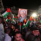 مواطنون يتابعون خطاب الرئيس وسط مدينة رام الله