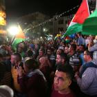 مواطنون يتابعون خطاب الرئيس وسط مدينة رام الله