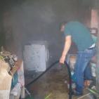 اشتعال النيران في منزل خلال المواجهات مع الاحتلال بالخليل