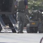 الاحتلال يغلق مدخل بلدة بيت أمر الرئيسي