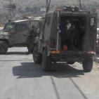 الاحتلال يغلق مدخل بلدة بيت أمر الرئيسي