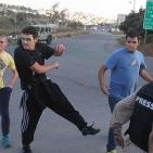 بالصور: المستوطنون يعتدون على الصحفيين في الخليل