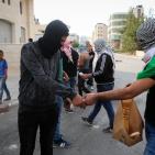 بالصور : مطاعم رام الله تتبرع بوجبات طعام للمتظاهرين والمسعفين والصحفيين قرب مدخل البيرة الشمالي