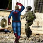 فنانة فلسطينية تجسد في رسوماتها خوذة صلاح الدين وكوفية عرفات