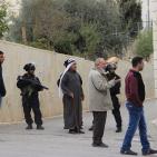 الاحتلال يمنع صلاة الجمعة ويصيب أربعة برصاص التوتو في الخليل