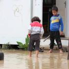 بالصور.. كرفانات الايواء بغزة في مهب الريح