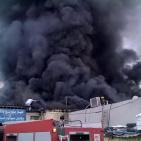 بالصور: حريق ضخم بأحد أسواق العيزرية شرق القدس