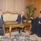 المطران عطا الله حنا خلال زيارته مؤتمر عن القدس في مدينة القاهرة