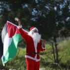 الاحتلال يقمع مسيرة بابا نويل في بلعين