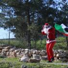 الاحتلال يقمع مسيرة بابا نويل في بلعين