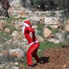 الاحتلال يقمع مسيرة بابا نويل في بلعين