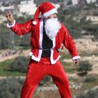 الاحتلال يقمع مسيرة بابا نويل في بلعين