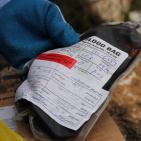 صور: بلدية البيرة تتعامل مع مخلفات طبية ألقاها مجهول على جانب الطريق