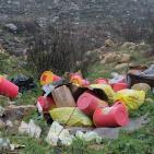 صور: بلدية البيرة تتعامل مع مخلفات طبية ألقاها مجهول على جانب الطريق