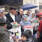 صور: وقفة تضامنية مع الاسير محمد القيق امام مقر الصليب الاحمر برام الله