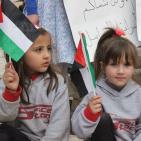 الصحفيون والمعلمون المضربون وأطفال الخليل في وقفة تضامنية مع القيق