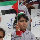 الصحفيون والمعلمون المضربون وأطفال الخليل في وقفة تضامنية مع القيق