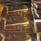 الكاتب  اسامه العيسه  يوقع روايته 