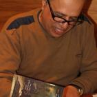 الكاتب  اسامه العيسه  يوقع روايته 