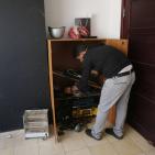 الاحتلال يغلق مقر فضائية فلسطين اليوم ويعتقل ثلاثة من الإعلاميين