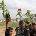 اطفال الشجاعية يزرعون الورود بين بيوتهم المُدمرة