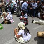 إعادة تمثيل مشهد من النكبة عام 1948 خلال مسيرة بمناسبة ذكرى النكبة في مدينة رام الله