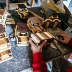 في غزة.. تُحف ونماذج رائعة تُصنع من بقايا الأخشاب التالفة