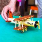 في غزة.. تُحف ونماذج رائعة تُصنع من بقايا الأخشاب التالفة