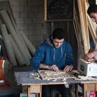 في غزة.. تُحف ونماذج رائعة تُصنع من بقايا الأخشاب التالفة