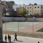 اصابات بالاختناق اثر اعتداء جنود الاحتلال على مدرسة بالخليل