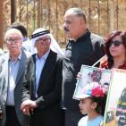 اعتصام أمام مبنى الصليب الأحمر في نابلس احتجاجاً على قرار تقليص الزيارات لعائلات الأسرى مرة بالشهر