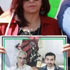 اعتصام أمام مبنى الصليب الأحمر في نابلس احتجاجاً على قرار تقليص الزيارات لعائلات الأسرى مرة بالشهر