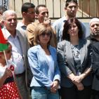 اعتصام أمام مبنى الصليب الأحمر في نابلس احتجاجاً على قرار تقليص الزيارات لعائلات الأسرى مرة بالشهر