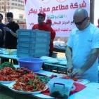 فريق ايطالي يصنع البيتزا الايطالية للمارة بغزة مجاناً