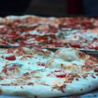 فريق ايطالي يصنع البيتزا الايطالية للمارة بغزة مجاناً