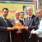 الصور: الحمد الله يضع حجر الأساس لمدرسة الشهداء في قرية بيت وزن- نابلس