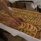 مواطنون يعملون في صناعة القطايف في مدينة رام الله